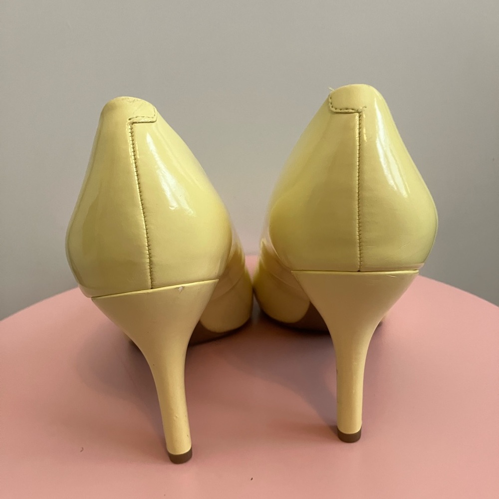 Kelly & Katie Yellow Heels - Picture 5 of 10